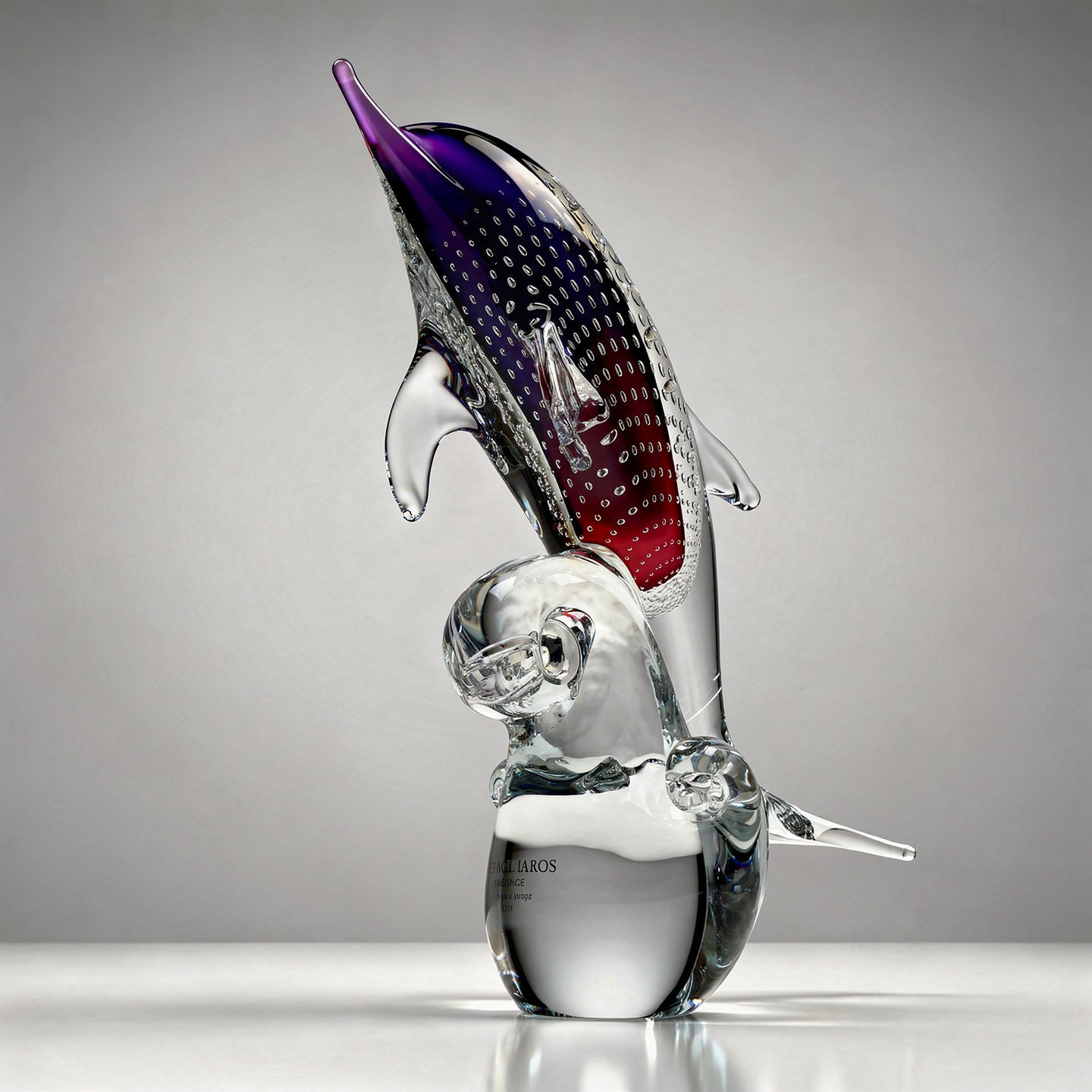 Delfín na vlně s bublinami